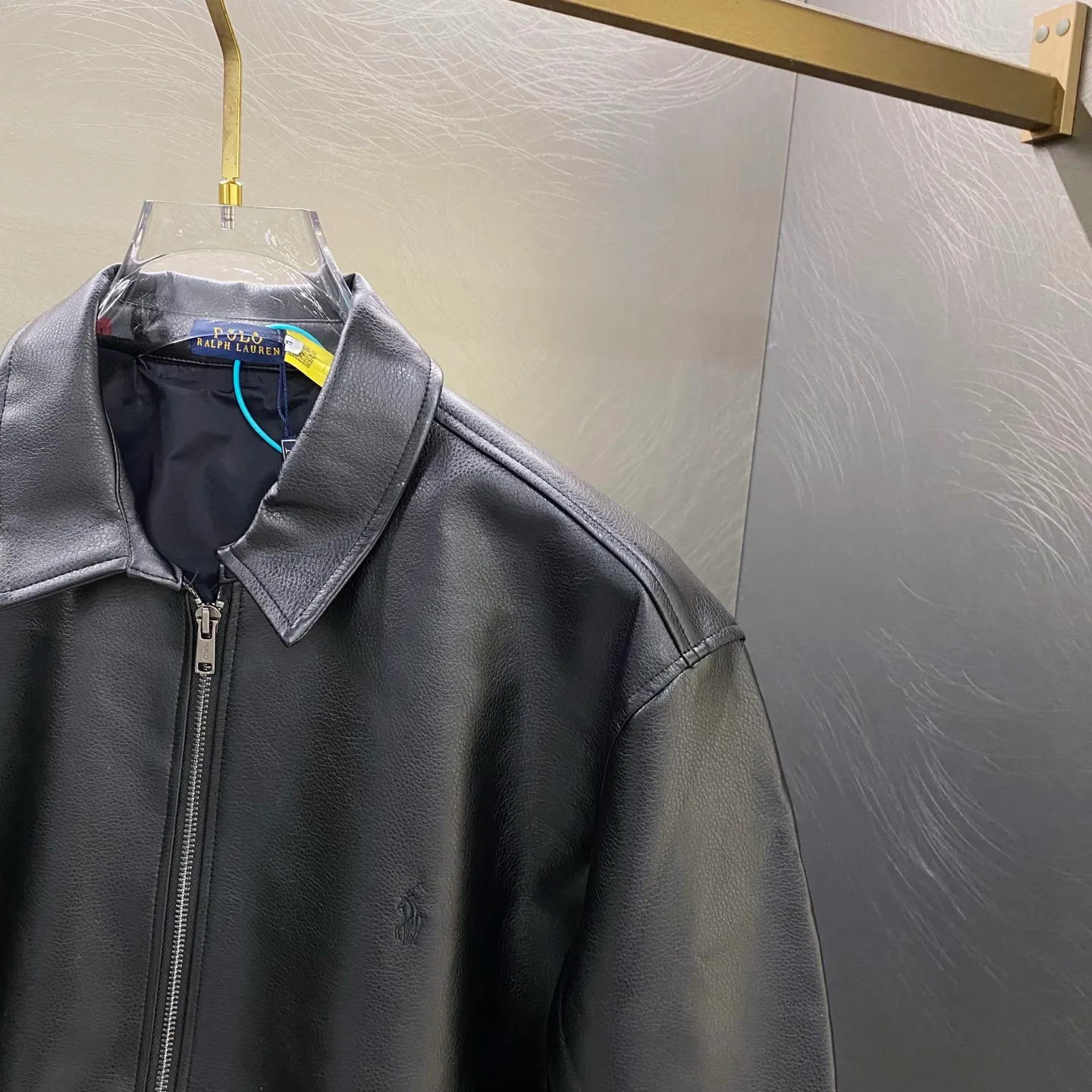 P430 Polo Ralph Lauren zipper solid color lapel long-sleeved leather single jacket men's black simple quality style, the fabric is simulated pebbled leather, the version is customized from the original version, the three-dimensional tailoring is not too loose! ! Custom molded zippers! ! The brand's meticulous three-dimensional equestrian embroidery on the chest is super delicate! ! Customized collar label, QR code can be scanned! ! Three pieces of leather are spliced ​​on the back body, and there are custom buttons on the hem to adjust the tightness! A must-have for stylish men Color: Black Size: S-XL (four sizes available) S M L XL Bust: 118 122 126 130 Shoulder width: 49.6 50.8 52 53 Length: 68 70 72 74 Sleeve length: 62 63 64 65